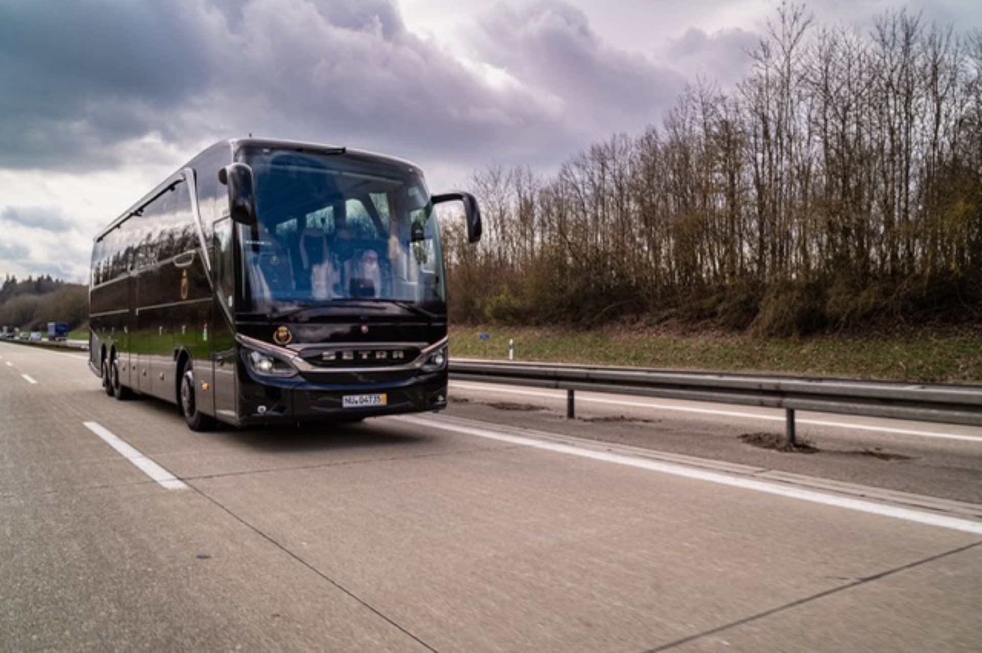Zwarte VIP-touringcar van TouringcarReis.nl onderweg op de snelweg